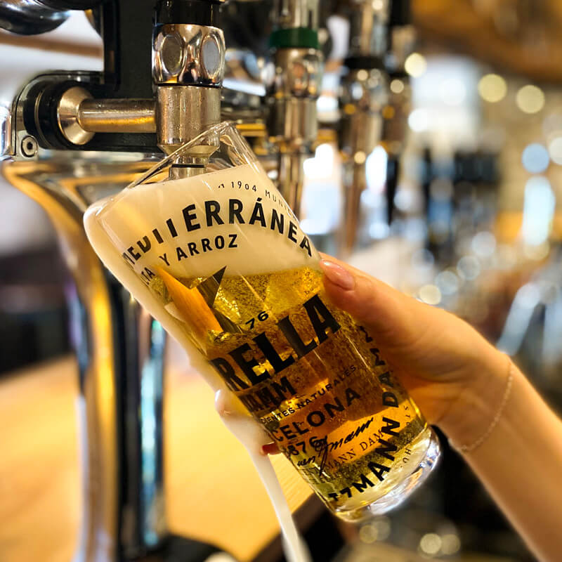 pouring-pint-sq Pouring a pint at the White Horse Baston